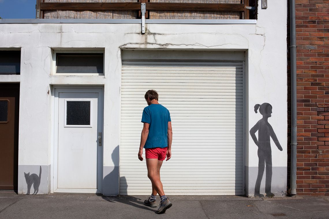 Polski fotograf mieszkający w Walii zobaczył na murze "Go home, Polish". Poszedł więc pieszo do Polski