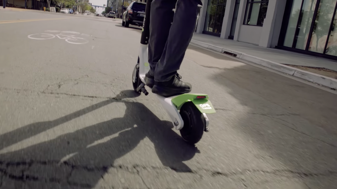 E-hulajnogi na minuty wkraczają do Polski. Odpowiada za nie startup wspierany przez UBER-a i Google