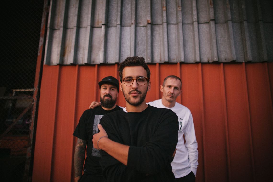 Igo (Bass Astral x Igo) coveruje klasykę polskiego hip-hopu w poruszającym klipie zrealizowanym w poprawczaku