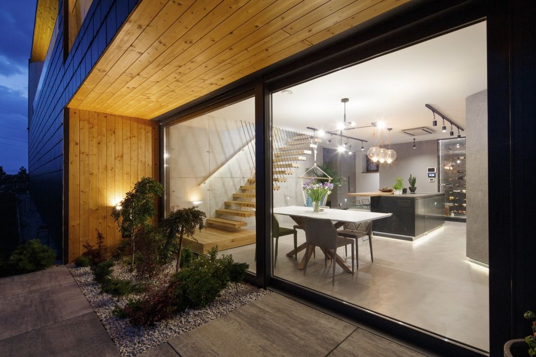 W polskich górach powstał czarny dom, przypominający skałę. Abstrakcyjna bryła skrywa imponujące wnętrze