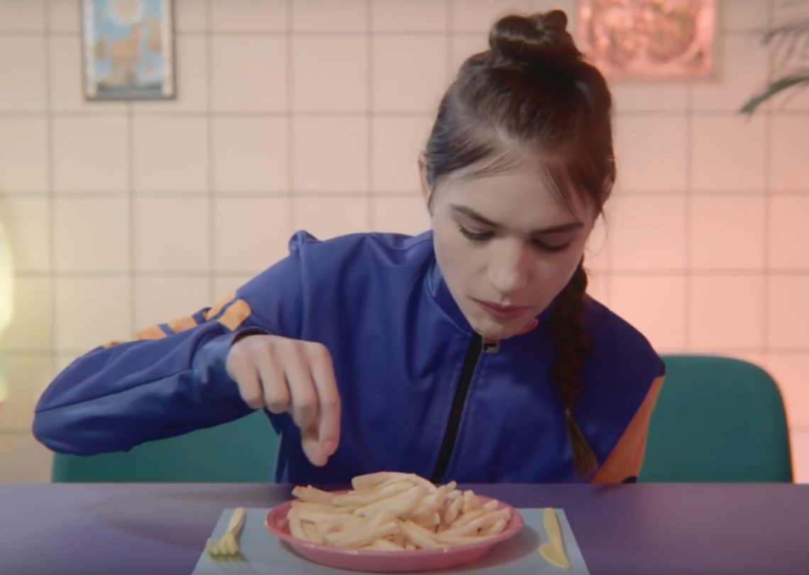 Klip jak feed z Instagrama. Rasmentalism w satyryczny sposób podchodzą do tematu social mediów