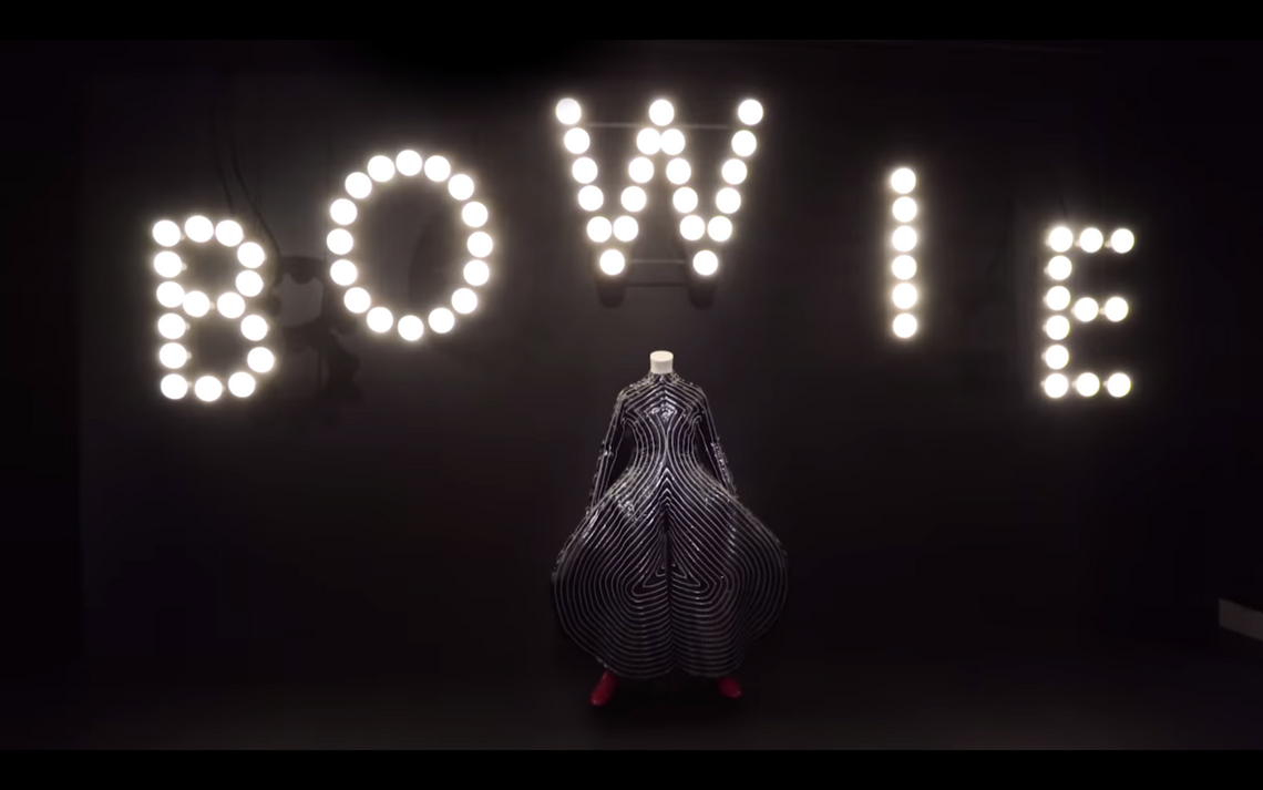 Gary Oldman oprowadzi nas po słynnej wystawie "David Bowie Is" w formie aplikacji AR i VR