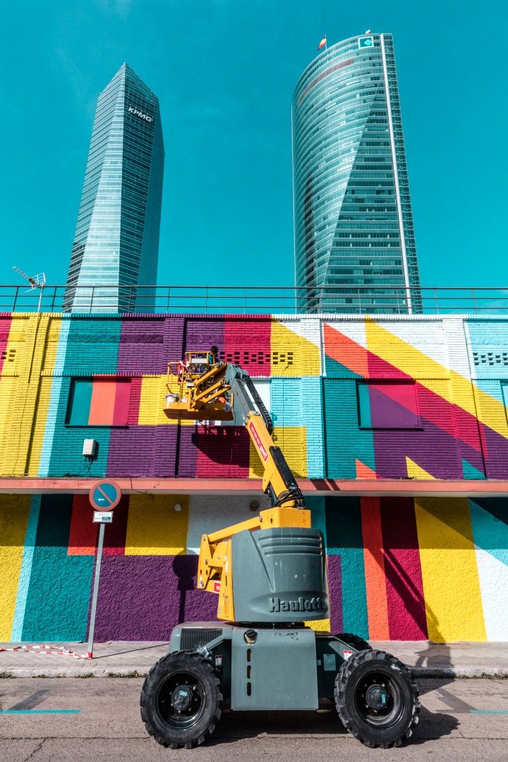 Sztuka na "najmniejszym płótnie świata" i w innych nieoczywistych miejscach. Szwajcarska marka pokazuje, jak z sukcesem współpracować z artystami