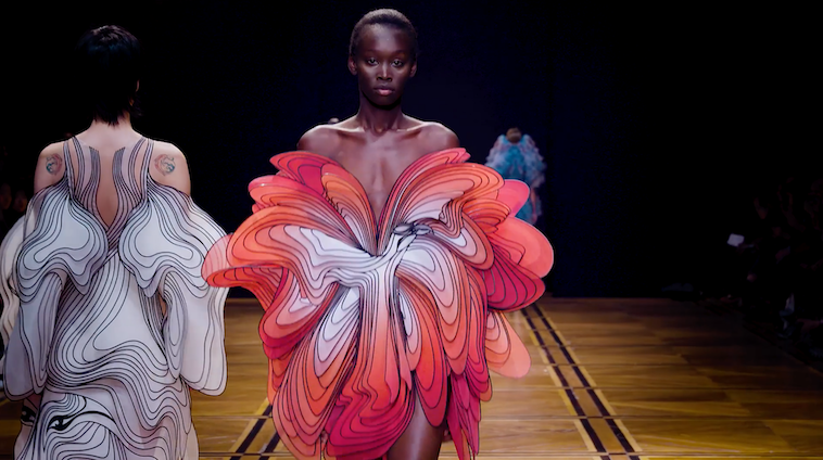 Pokaz Iris van Herpen zapiera dech w piersiach. Wycięte laserem stroje wydają się unosić w powietrzu