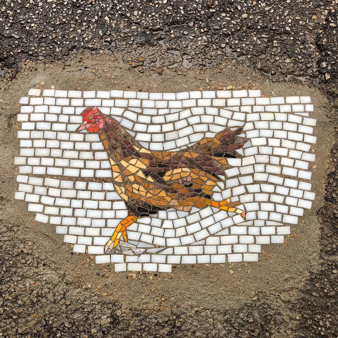 Artysta łata dziury na drogach efektownymi mozaikami. To sztuka o praktycznym wymiarze