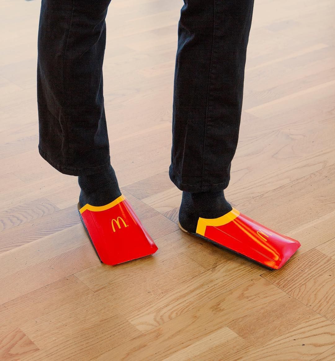 Szwedzki McDonald's trolluje Balenciagę i zapowiada buty inspirowane opakowaniem frytek