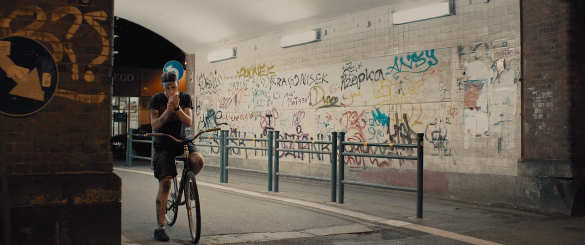 Jest zwiastun pierwszego w Polsce filmu o ostrym kole. Bohaterami są członkowie punkowej grupy rowerowej „Tragedia”