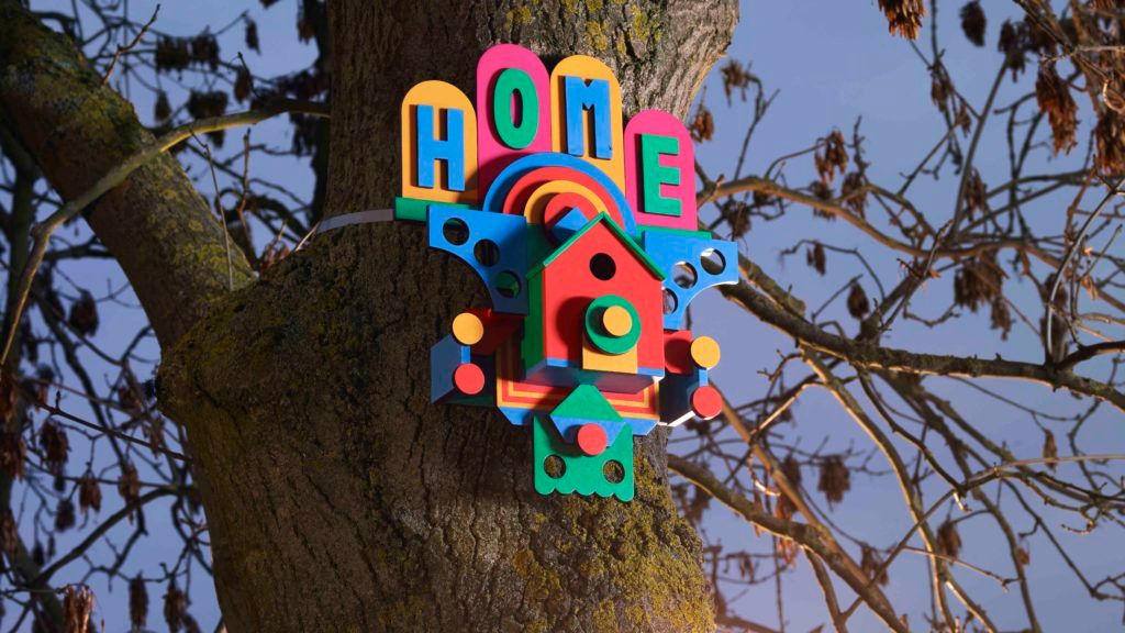 Artyści stworzyli domki dla zwierząt ze starych mebli IKEI