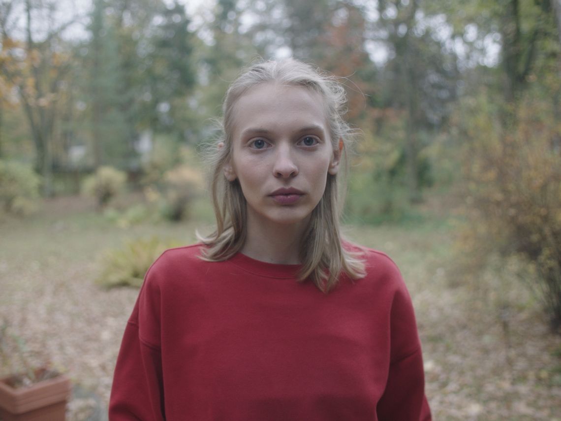 9-minutowy trip z muzyką Coals w wideo Emi Buchwald i Janusza Szymańskiego