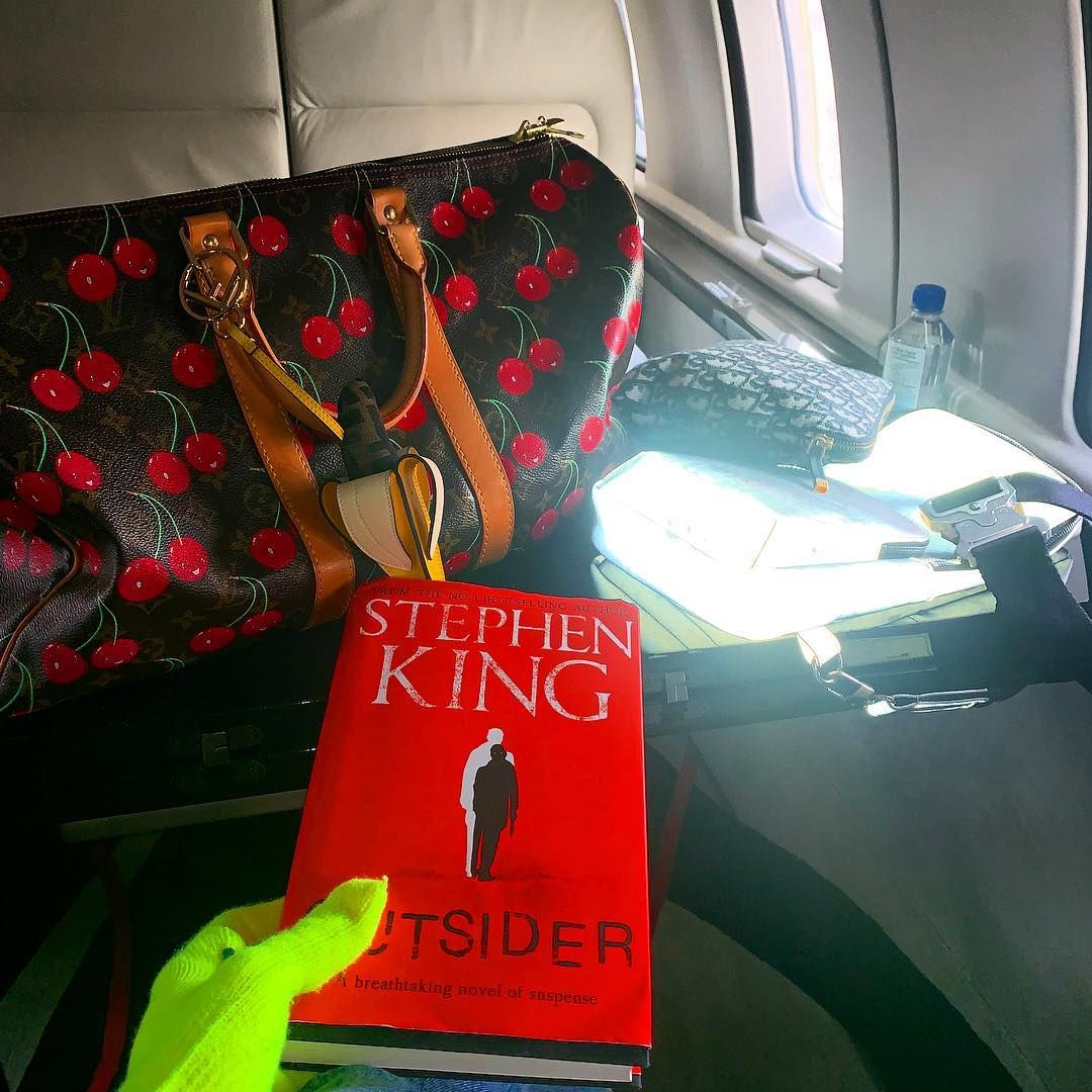 Książka modnym dodatkiem w 2019 roku za sprawą Belli i Gigi Hadid - informują amerykańskie media