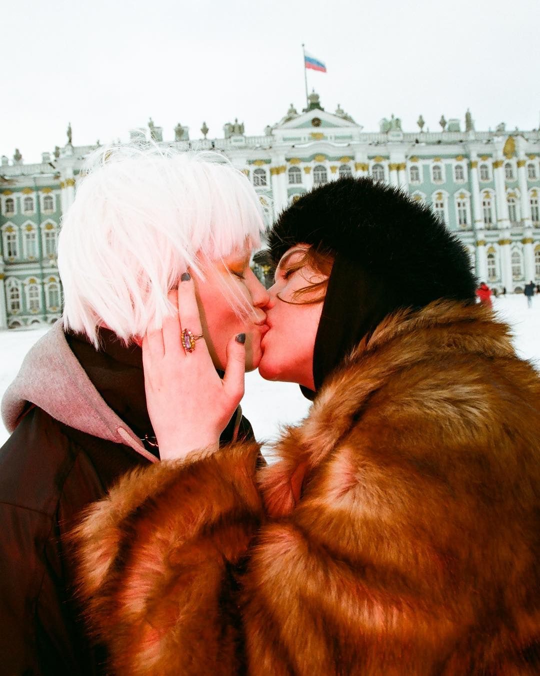 Artysta w proteście przeciw prześladowaniom osób LGBT+ zrobił zdjęcia parom na tle historycznych miejsc w Rosji