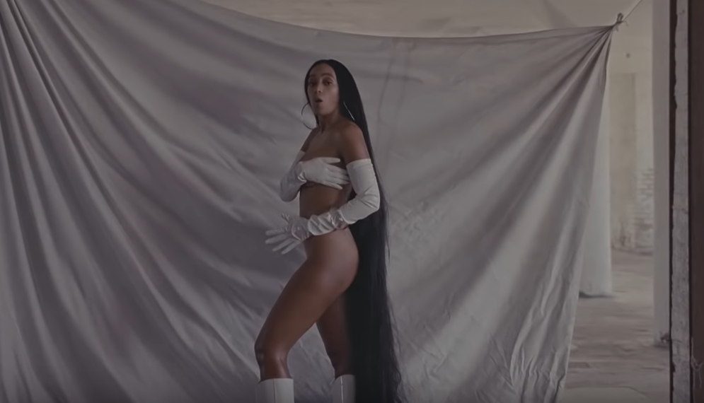 Niemal naga Solange w nowym teledysku pokazuje kto tu rządzi