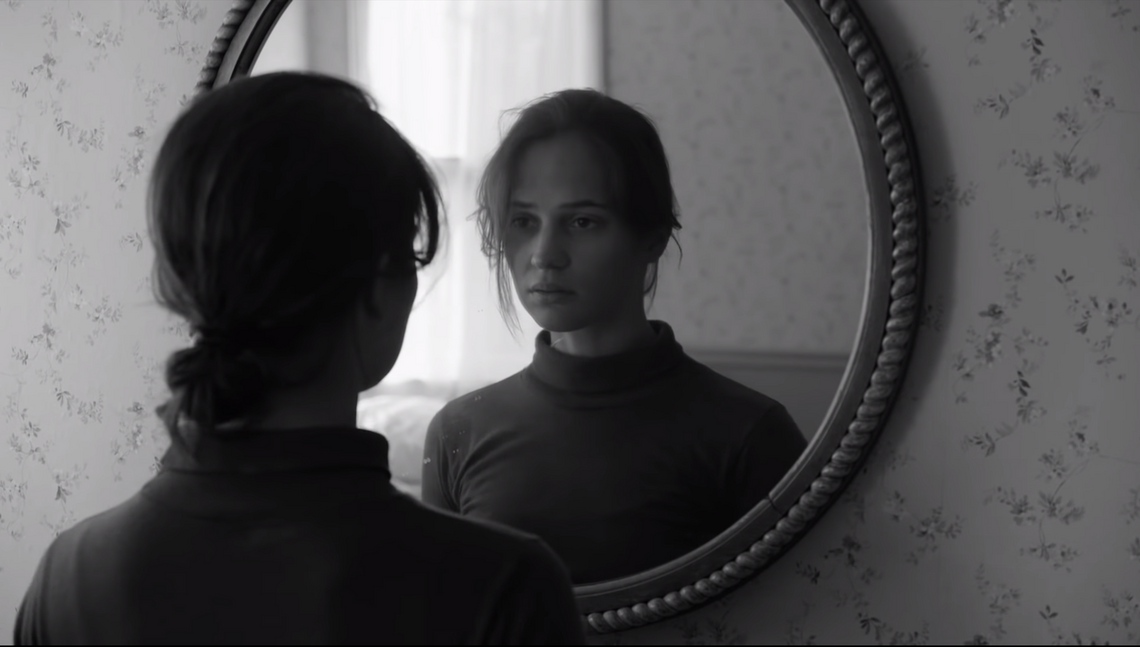 Alicia Vikander w nastrojowym klipie The National ukazującym miłosne rozterki
