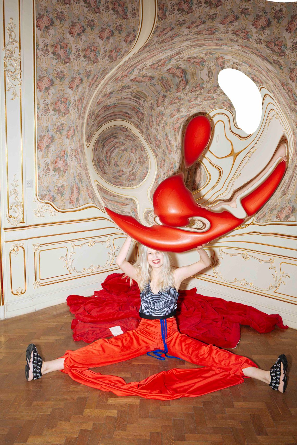 Czarna strona mody na wystawie młodego projektanta. To alternatywa dla tzw. "fast fashion"