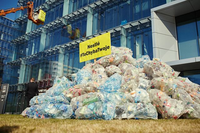 Spektakularna akcja Greenpeace. Przed warszawską siedzibą Nestlé położono 350 kg plastikowych śmieci