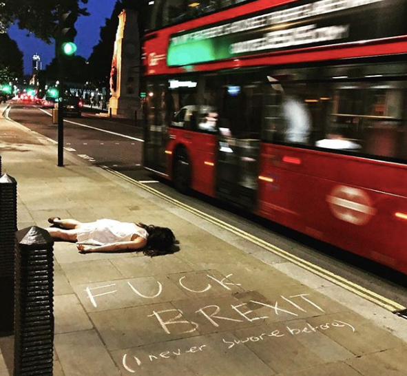 Artystka drwi z kultury selfie, udając zwłoki na zdjęciach w różnych miejscach świata