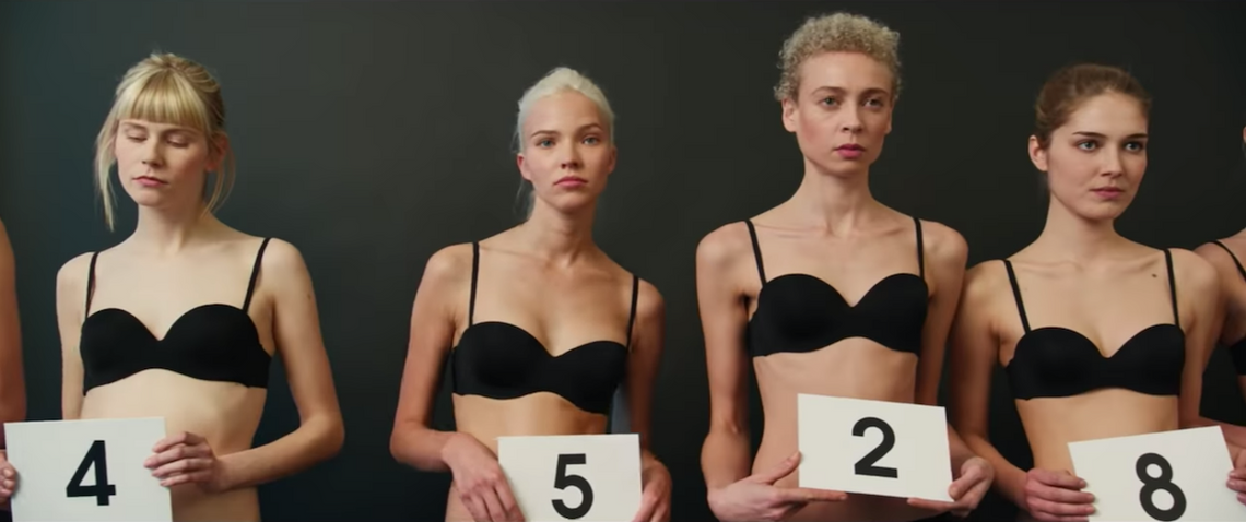 Thriller szpiegowski o supermodelce oszukującej cały świat od słynnego francuskiego reżysera [zwiastun]