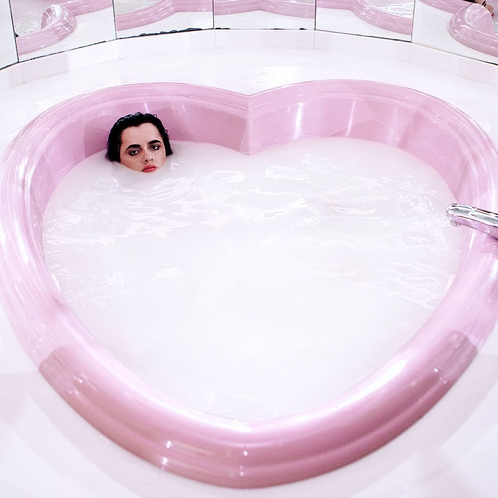 Różowy bunkier, który trafił z rąk założycieli Avonu do wyznawców kriogeniki, bohaterem projektu June Calypso