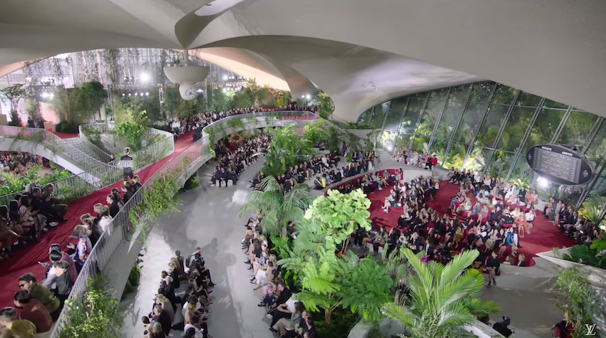 Futurystyczne torebki Louis Vuitton z ekranami na pokazie, który odbył się na lotnisku JFK w Nowym Jorku