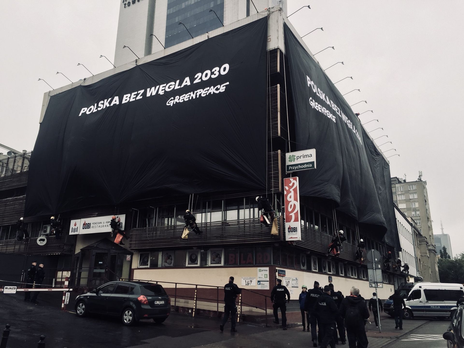 Greenpeace powiesił wielkie transparenty na siedzibach PiS i PO w proteście przeciwko ignorowaniu kryzysu klimatycznego