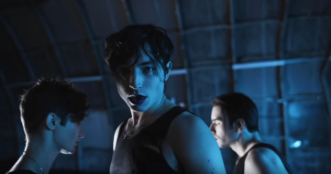 Ezra Miller w queerowym coverze hitu "Don't Cha" Pussycat Dolls