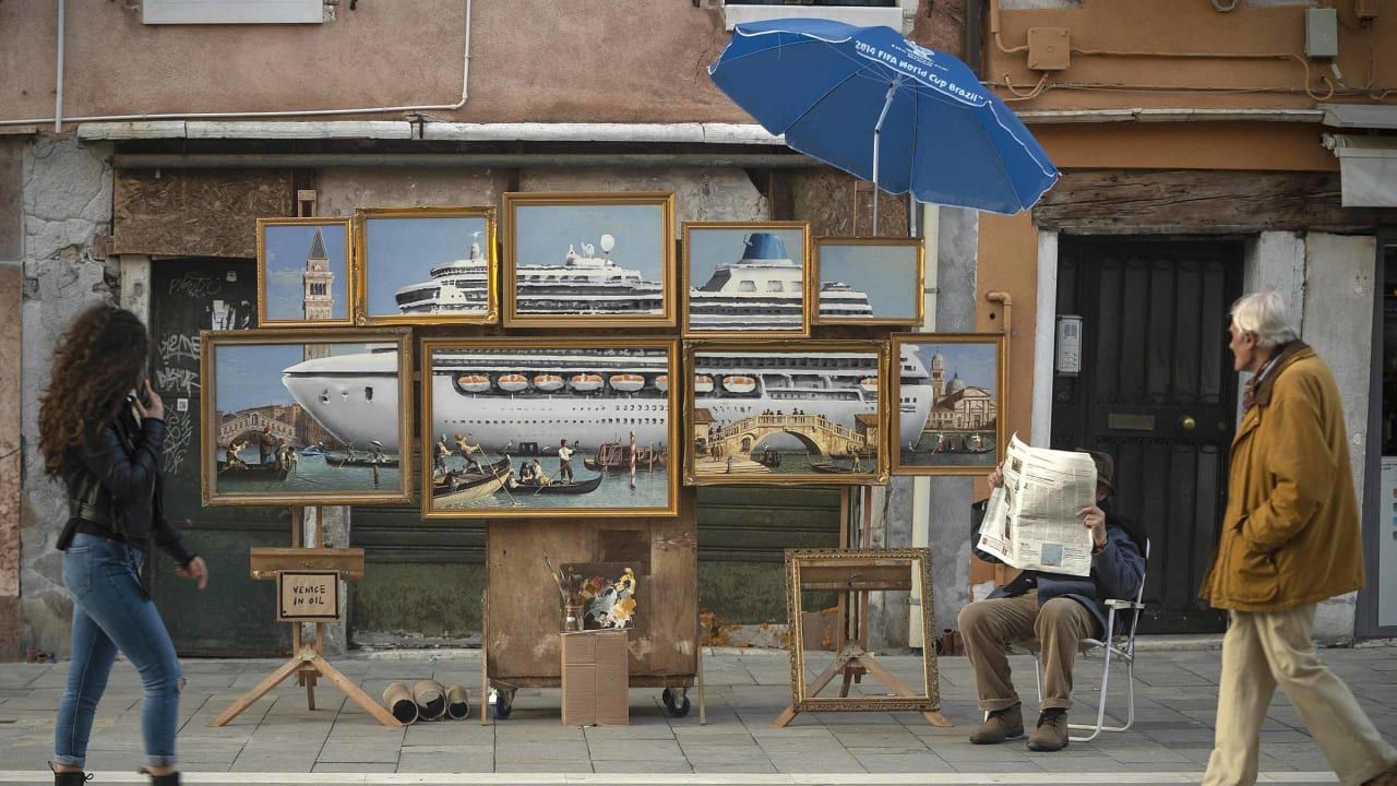 Banksy sprzedawał obrazy na ulicy podczas Biennale w Wenecji. Interweniowała policja