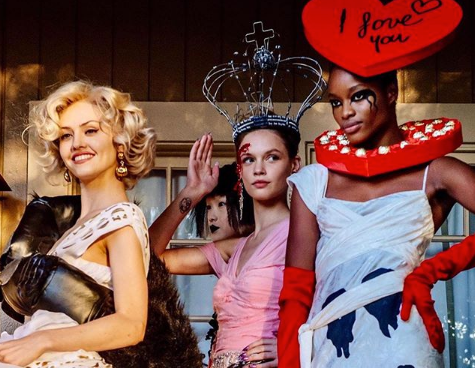 Kultowe horrory i filmy gore inspiracjami najnowszej kolekcji Moschino S/S20