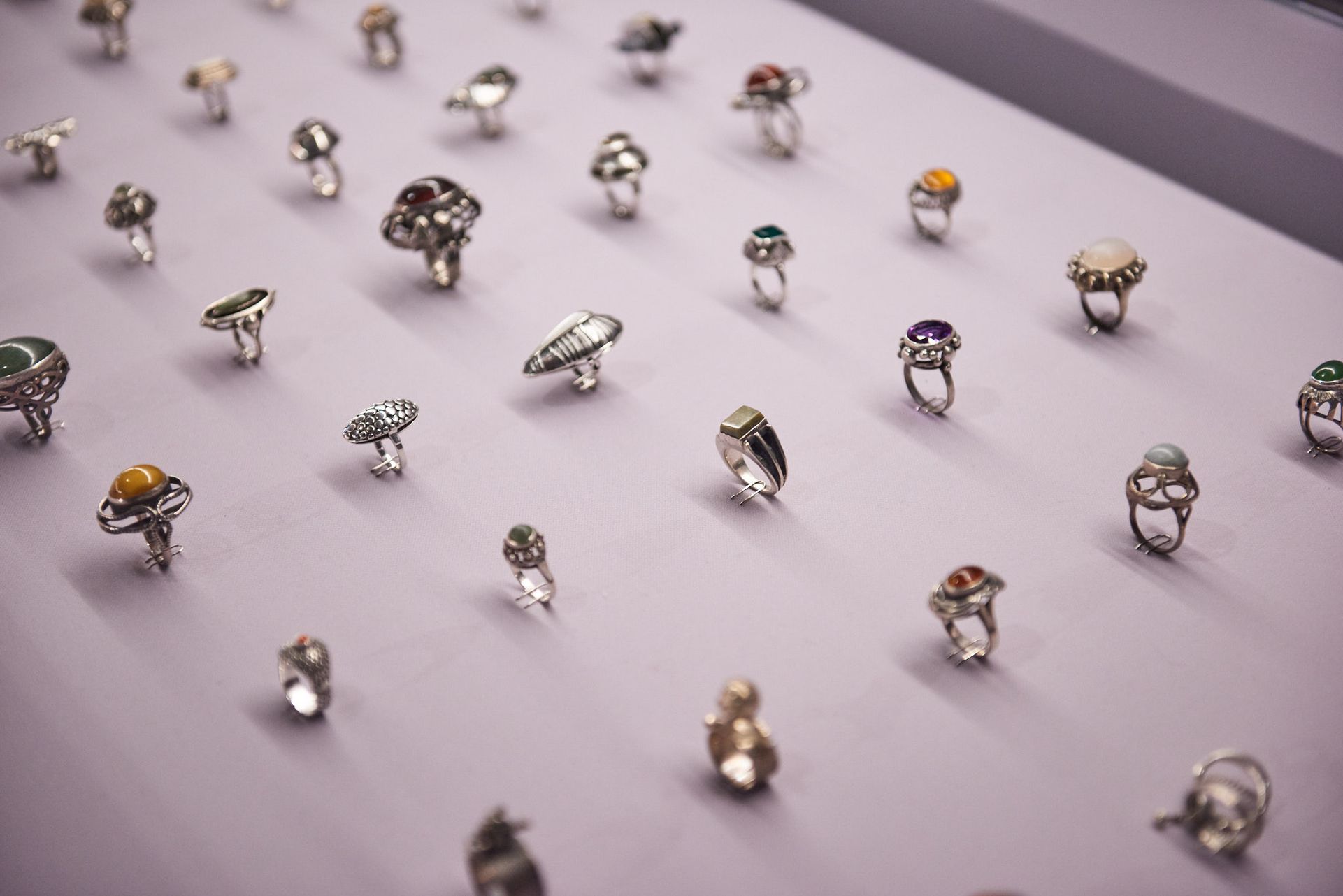 Biżuteria ze słynnej w PRL-u Spółdzielni ORNO na wystawie w Muzeum Warszawy