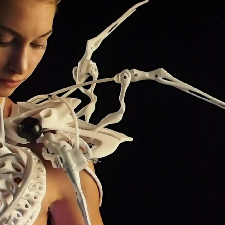 Nie chcesz żeby ktoś obcy Cię dotykał? Ta sukienka ma zadbać o Twoją przestrzeń osobistą