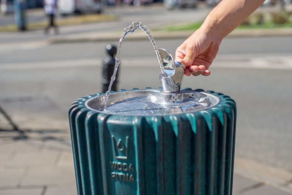 W Warszawie stanęły miejskie źródełka z kranówką do picia. Mają też miski dla psów i kotów