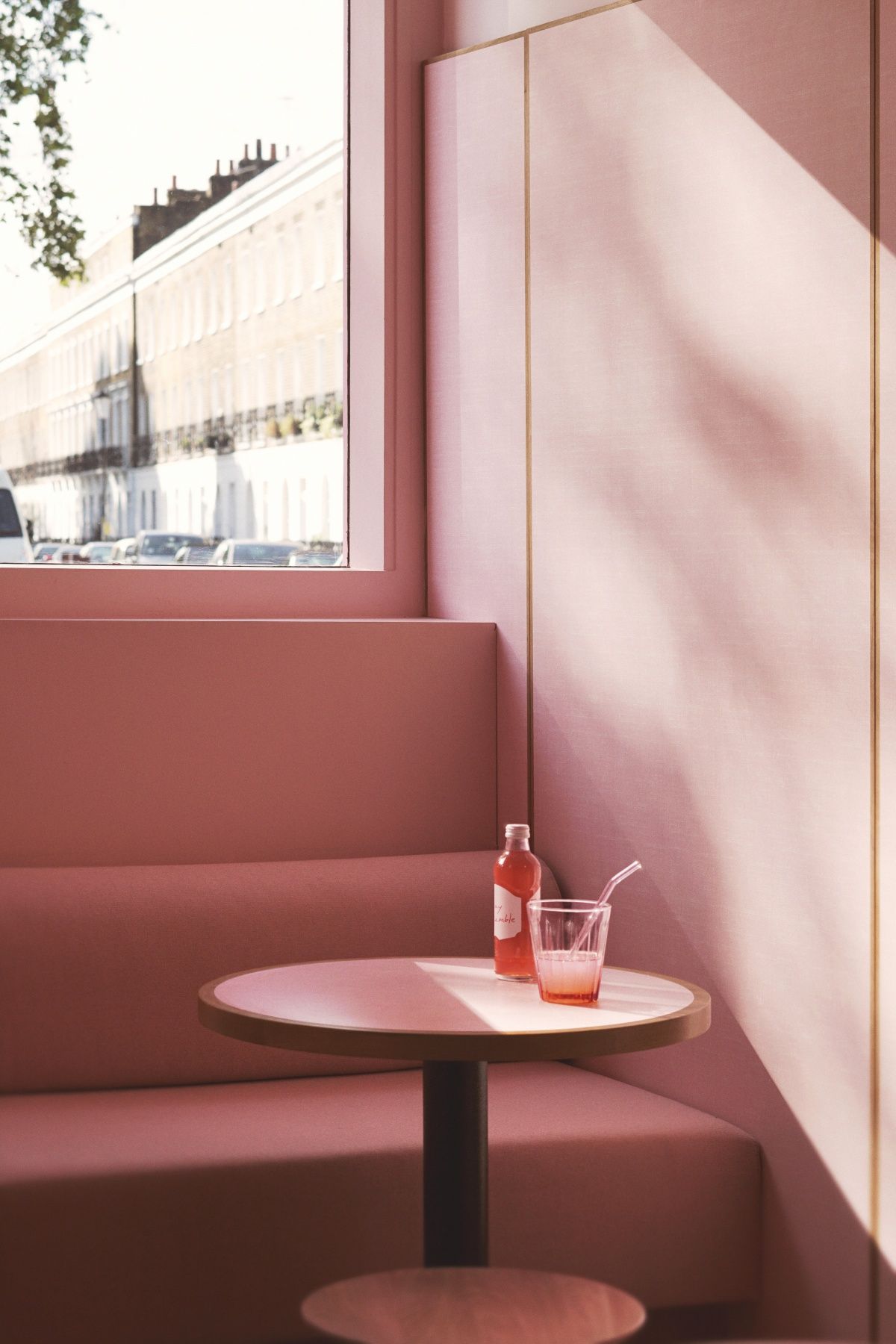 W tym wegańskim lokalu z pizzą i kawą wszystko jest różowe - elewacja, wnętrze i zastawa