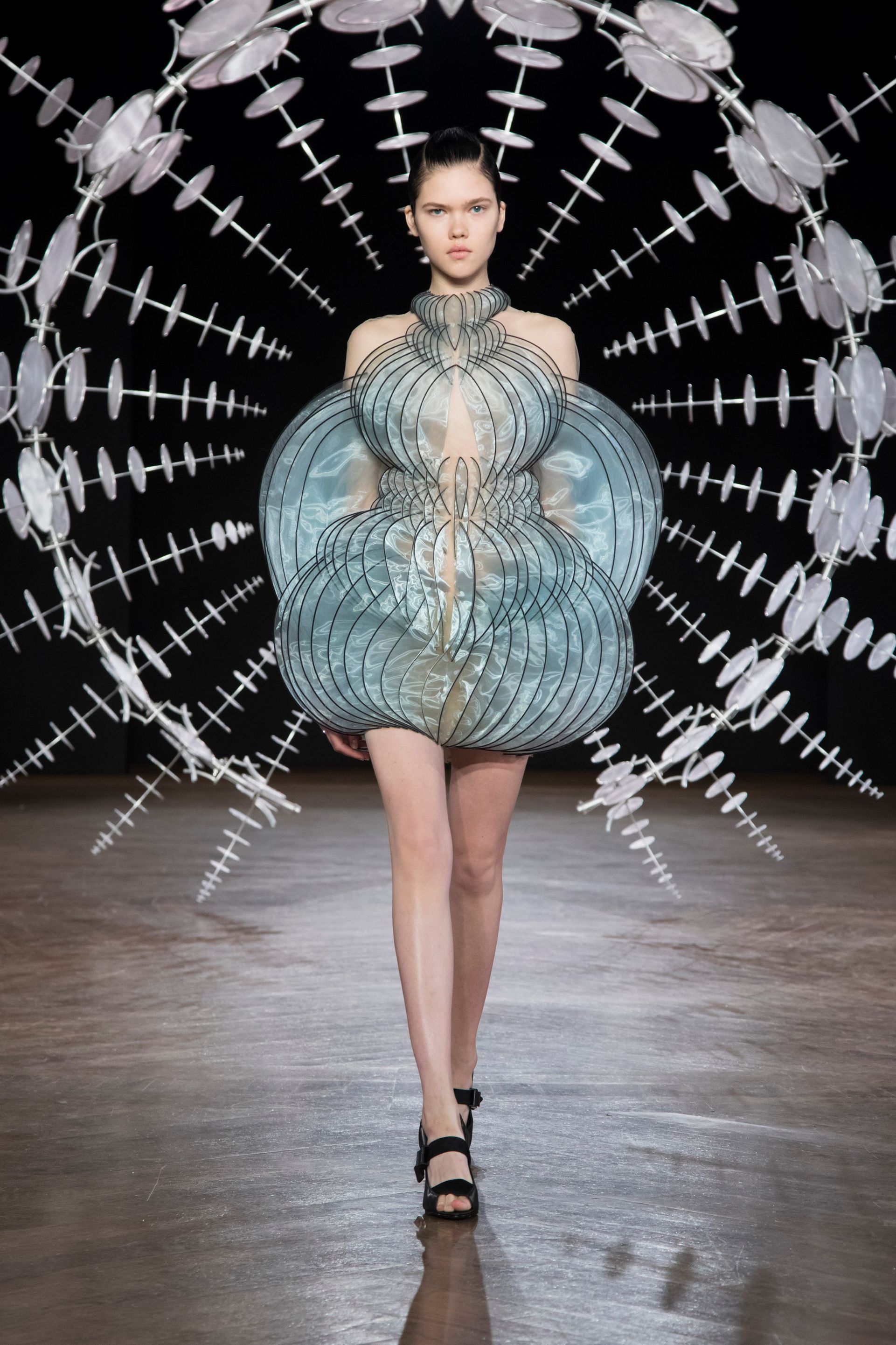 Zniewalający pokaz Iris van Herpen na paryskim Tygodniu Mody