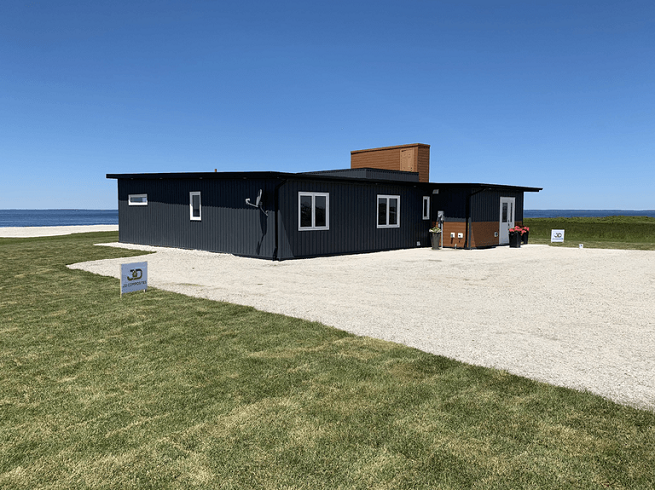 Powstał pierwszy dom z plastikowych butelek po recyklingu. Do budowy zużyto ich 600 tysięcy