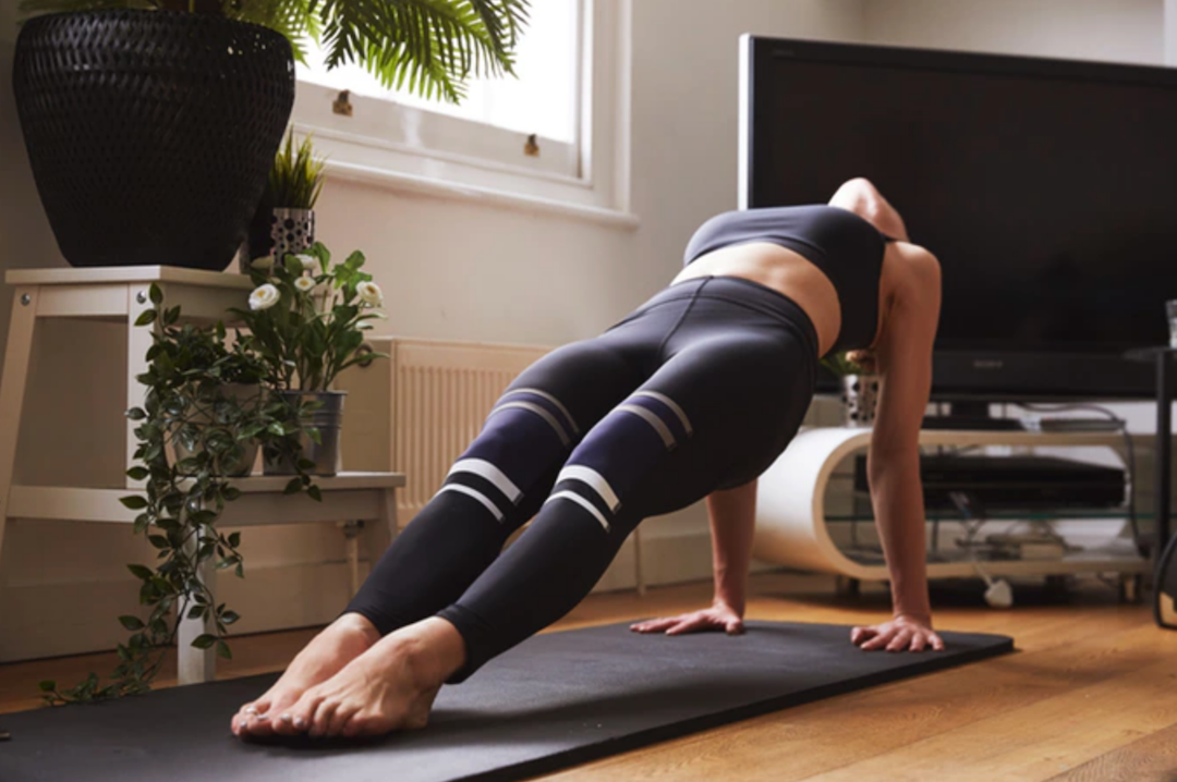 Smartlegginsy ze specjalną apką, które uczą uprawiać jogę bez trenera