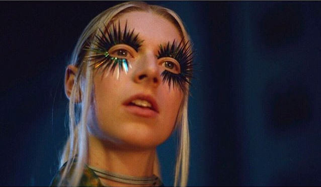 Brokat, cekiny i koci eyeliner. Najlepsze makijaże z kontrowersyjnego serialu "Euforia"