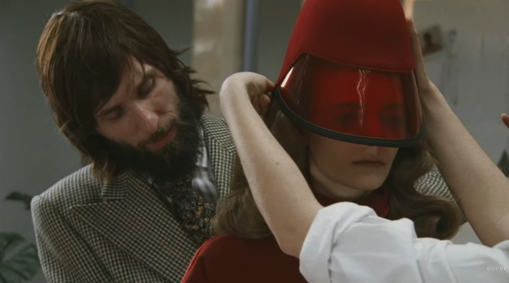 Gucci pokazuje fikcyjny pokaz mody z dawnych lat w pięknym spocie prezentującym nową kolekcję
