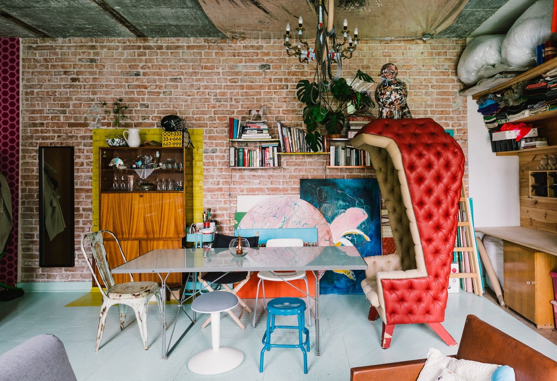 Para artystów urządziła mieszkanie wyglądające niczym scenografia sztuki teatralnej