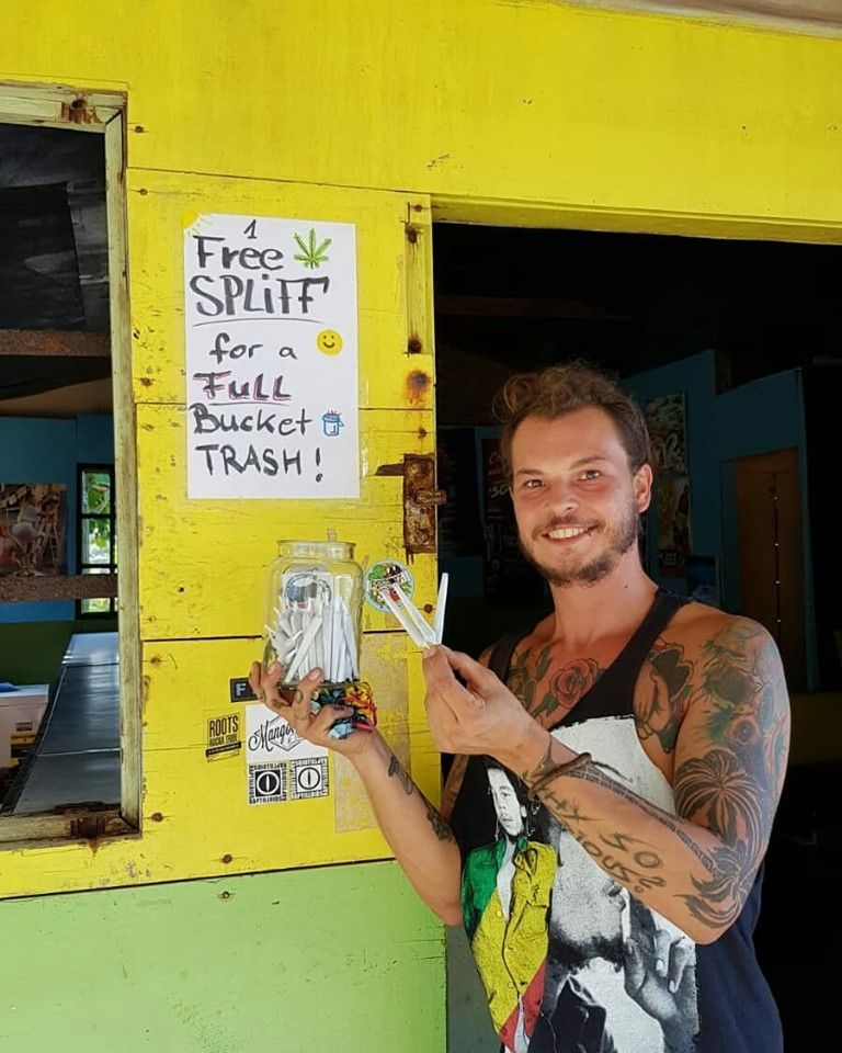 Właściciel hostelu oferuje jointa za zebranie wiadra śmieci. Chętnych nie brakuje