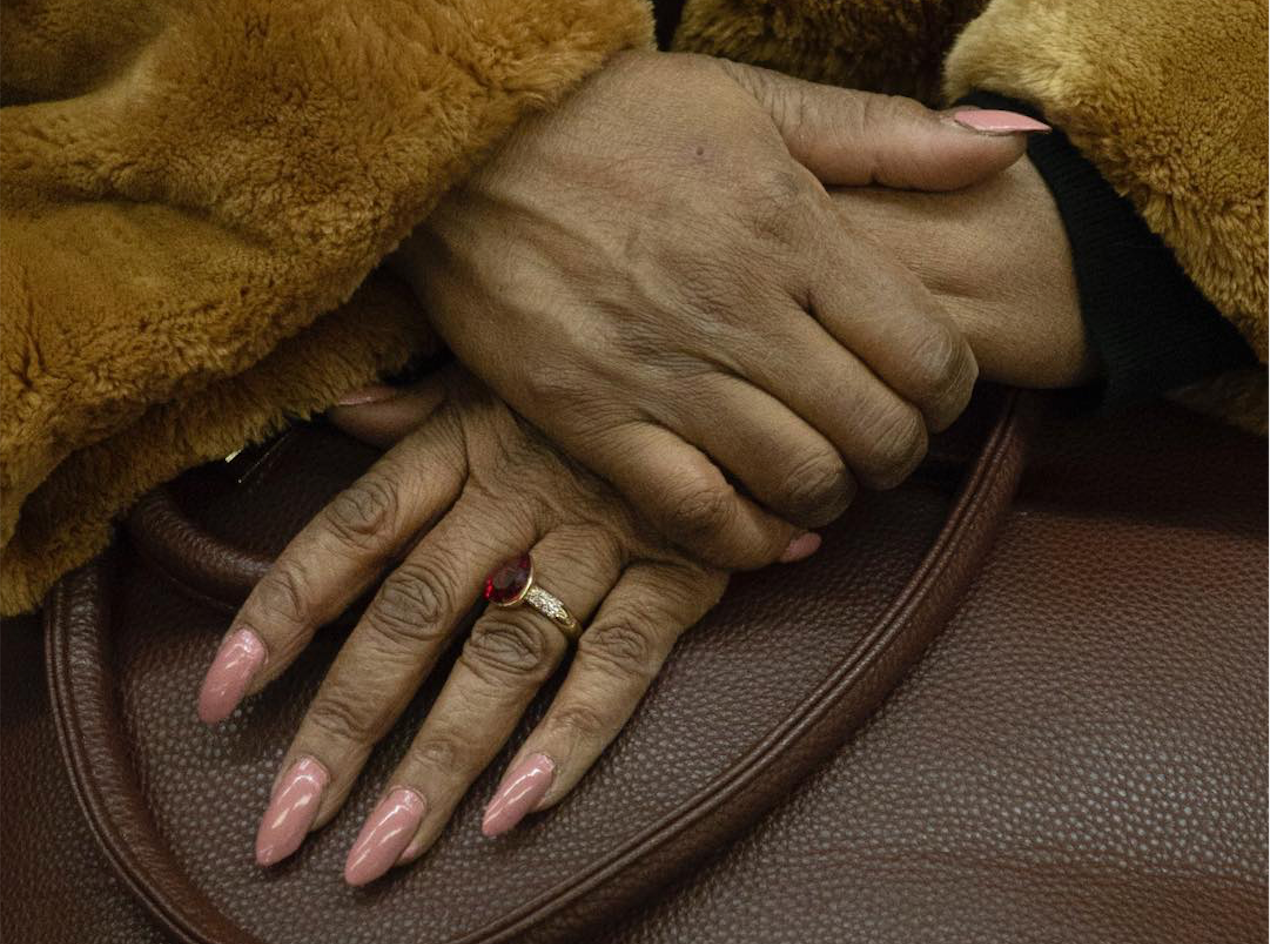 Dyskretny urok dłoni w metrze – fotografka zbiera wymowne historie na Instagramie