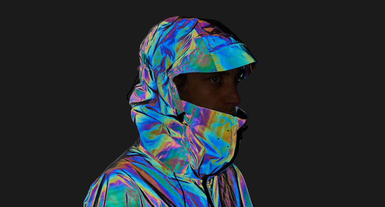 Kurtka, która odbija każdy kolor tęczy. Składa się z 2 miliardów szklanych pryzmatów