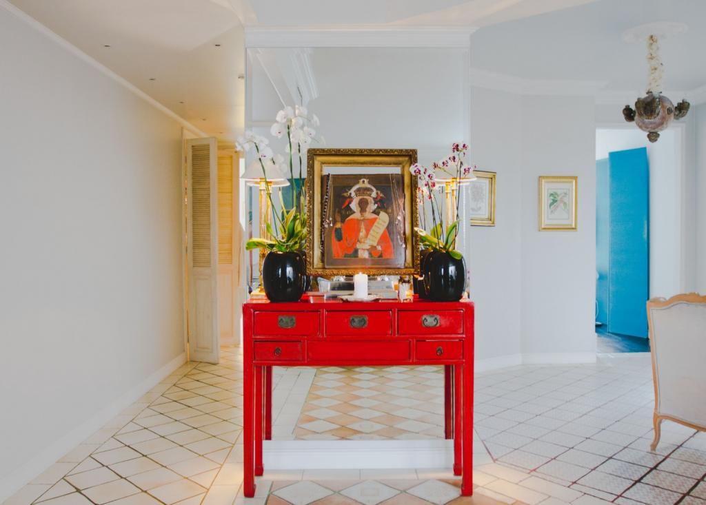 Biel, pastele i mocne kolorowe akcenty w mieszkaniu projektanta Dawida Wolińskiego