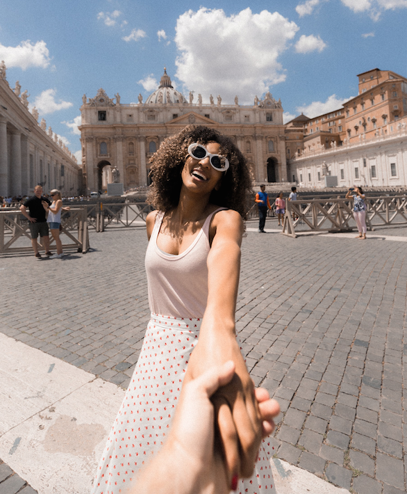 Mieszkaniec Rzymu oferuje się do wynajęcia na Airbnb jako "instagramowy chłopak". Ma same dobre opinie