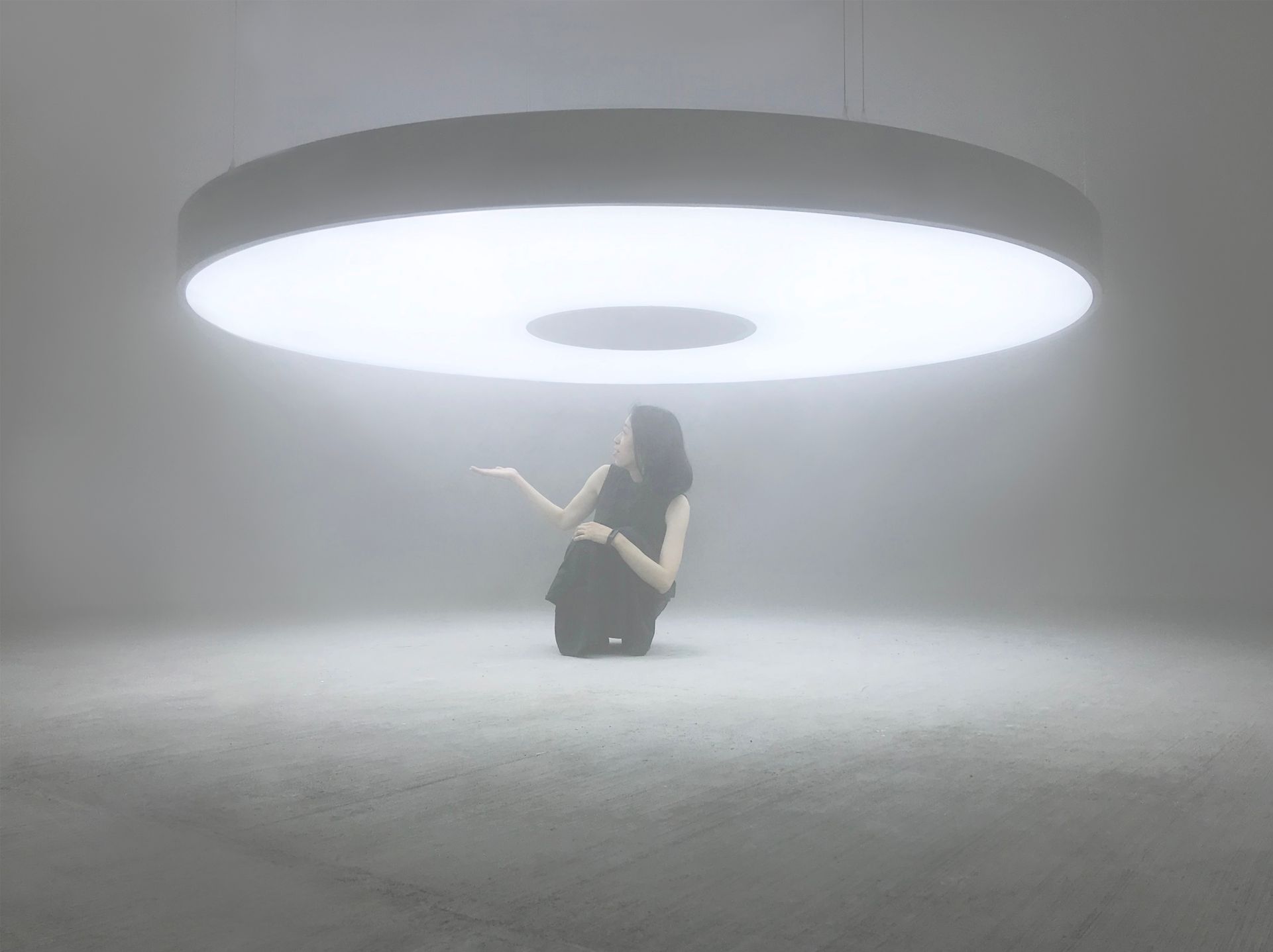 Instalacja Halo autorstwa Karoliny Hałatek otula zwiedzających białym światłem