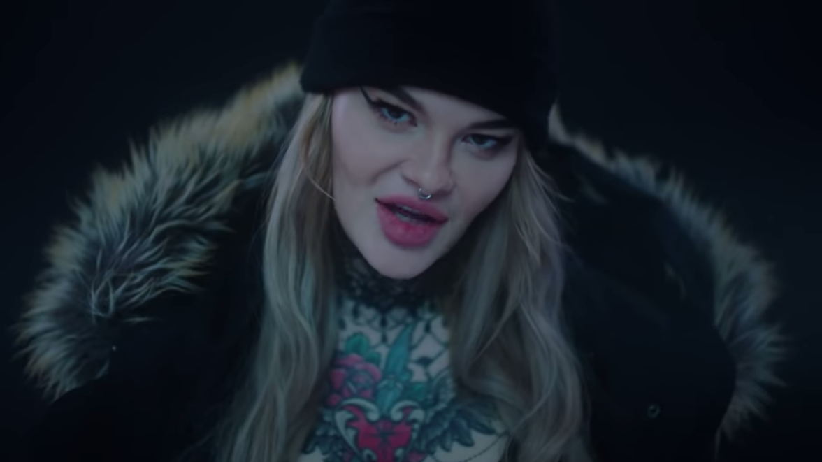 Polska odpowiedź na Billie Eilish? Monika Miller nie bierze jeńców w inspirowaniu się amerykańską gwiazdą