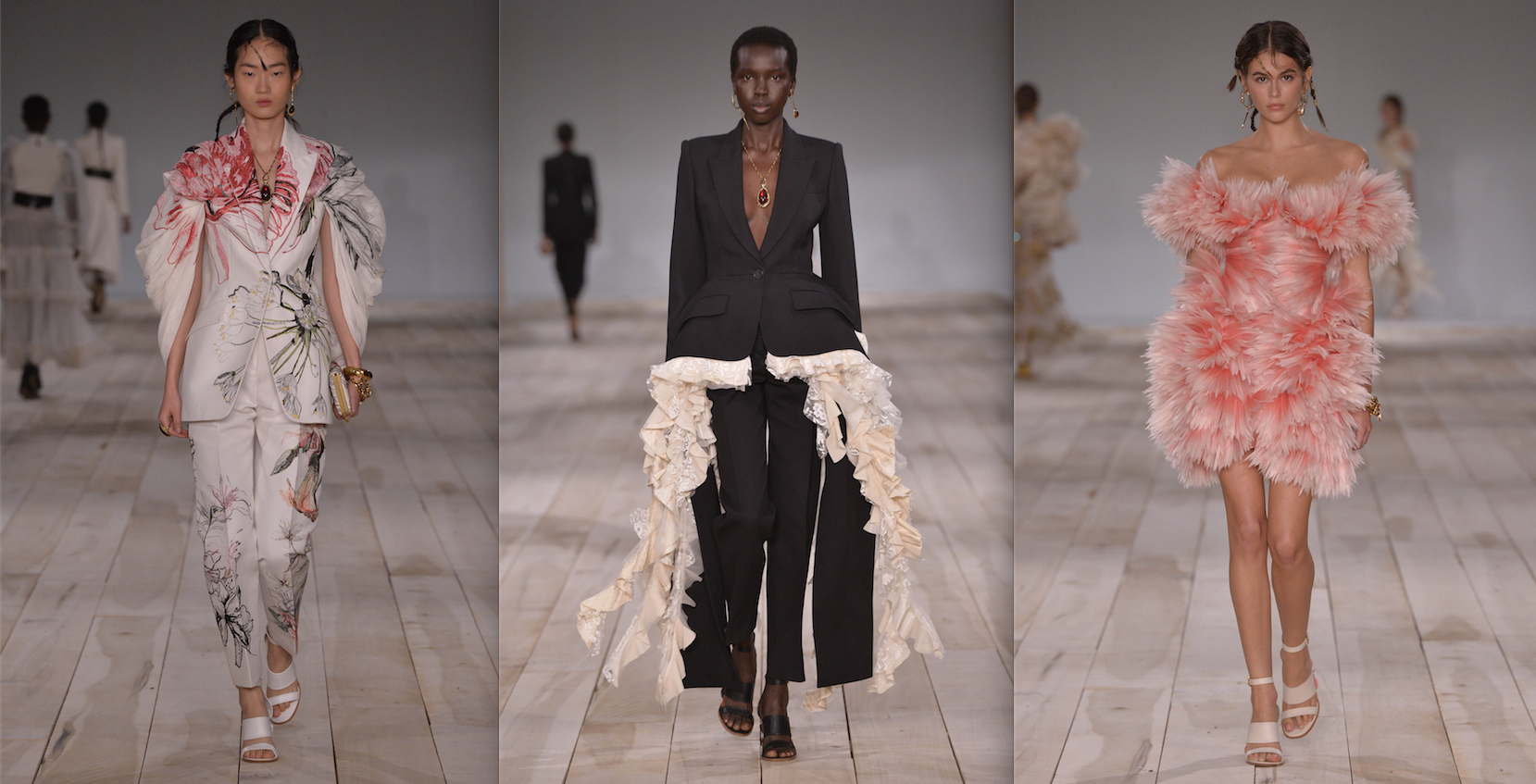 Alexander McQueen na wiosnę/lato 2020. Szczytne idee stworzyły jedną z piękniejszych kolekcji na Paris Fashion Week [zdjęcia]