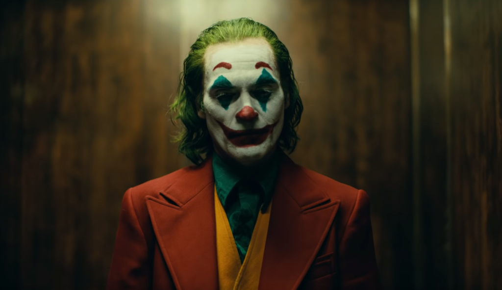 Znakomity Joaquin Phoenix jako Joker w mało odkrywczym filmie o przemocy, który z Gotham ma niewiele wspólnego