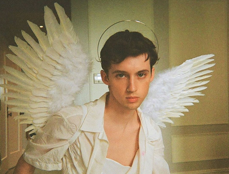 9 fantazyjnych strojów Troye'a Sivana. Estradowy styl gwiazdy młodego pokolenia to czyste złoto