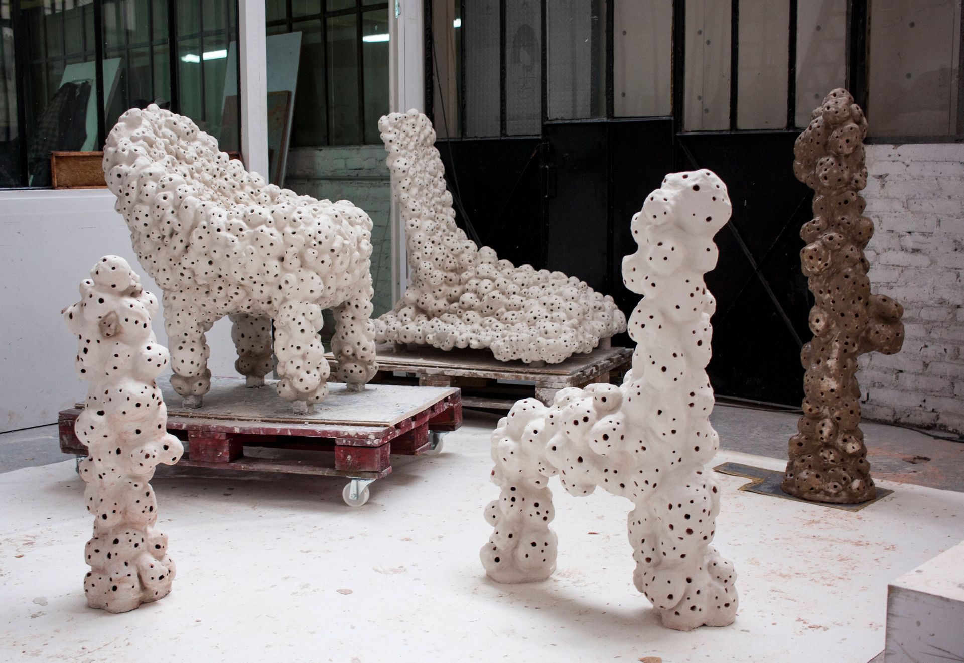 Powstała seria abstrakcyjnych rzeźb-krzeseł, które będą hotelami dla miejskich owadów