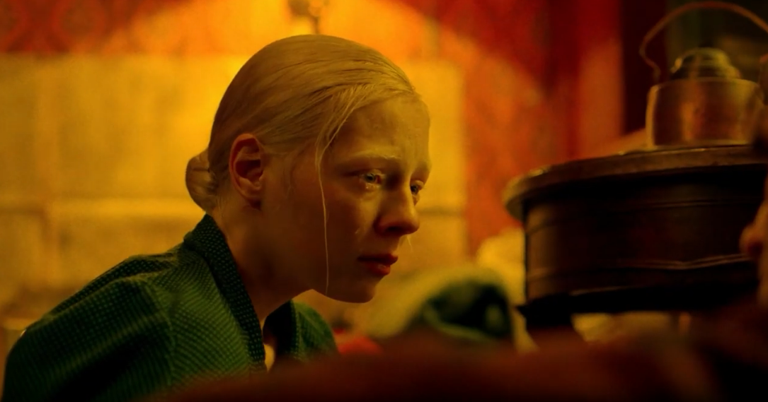 Ponury obraz złamanego pokolenia rosyjskich kobiet w przejmującym dramacie "Wysoka dziewczyna" [recenzja]