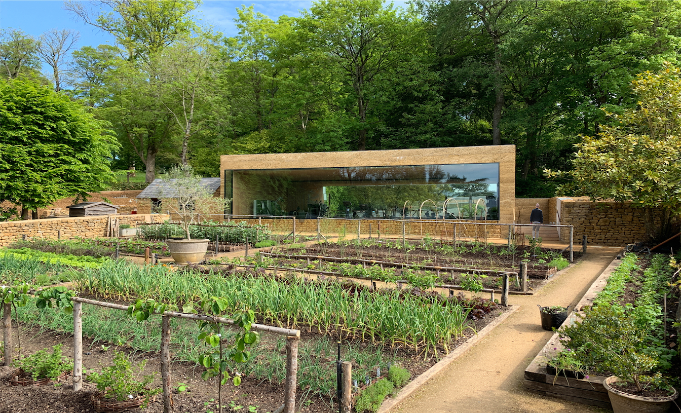 Powstała siłownia z widokiem na ogródek warzywny